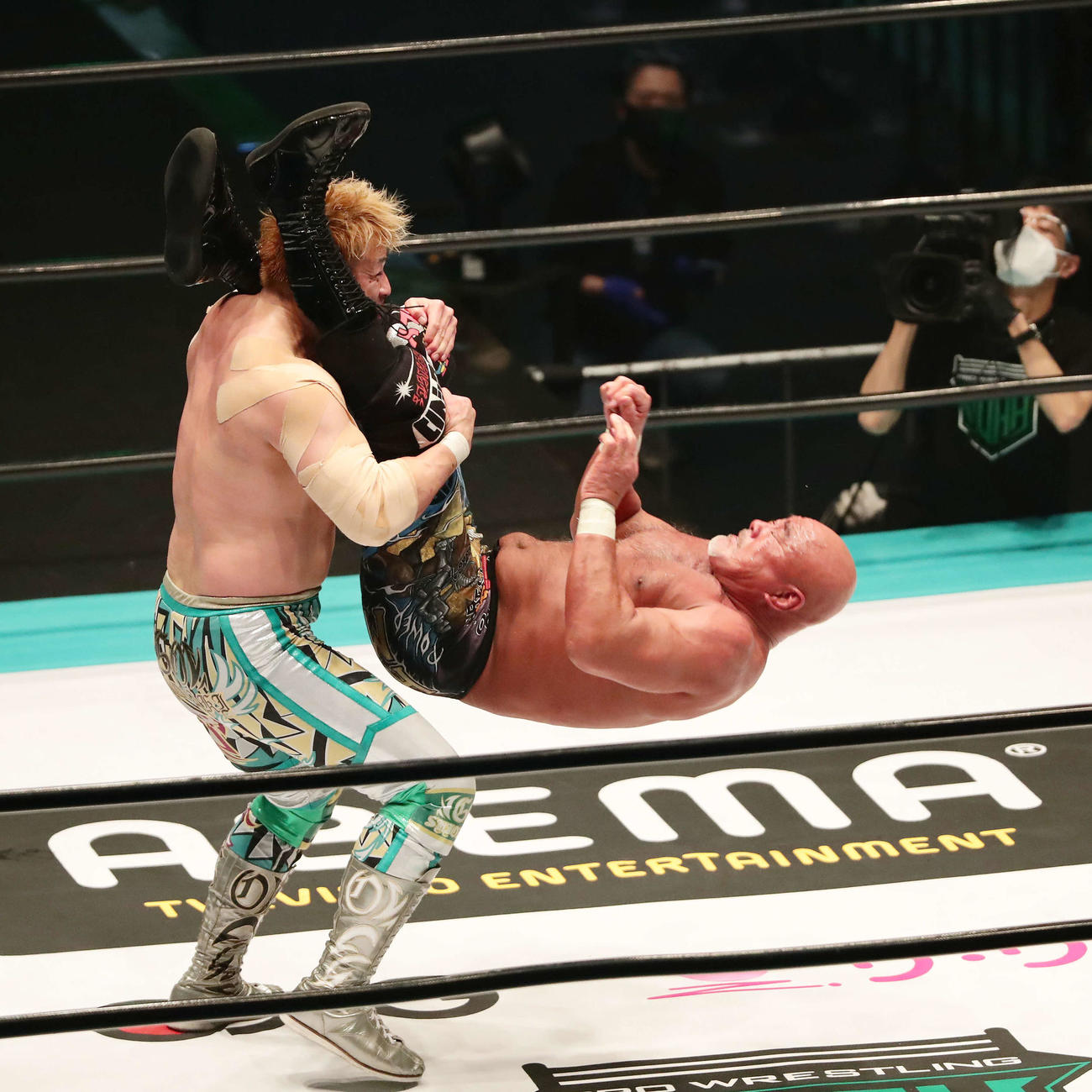潮崎（左）をフランケンシュタイナーで仕留めた武藤（撮影・丹羽敏通）