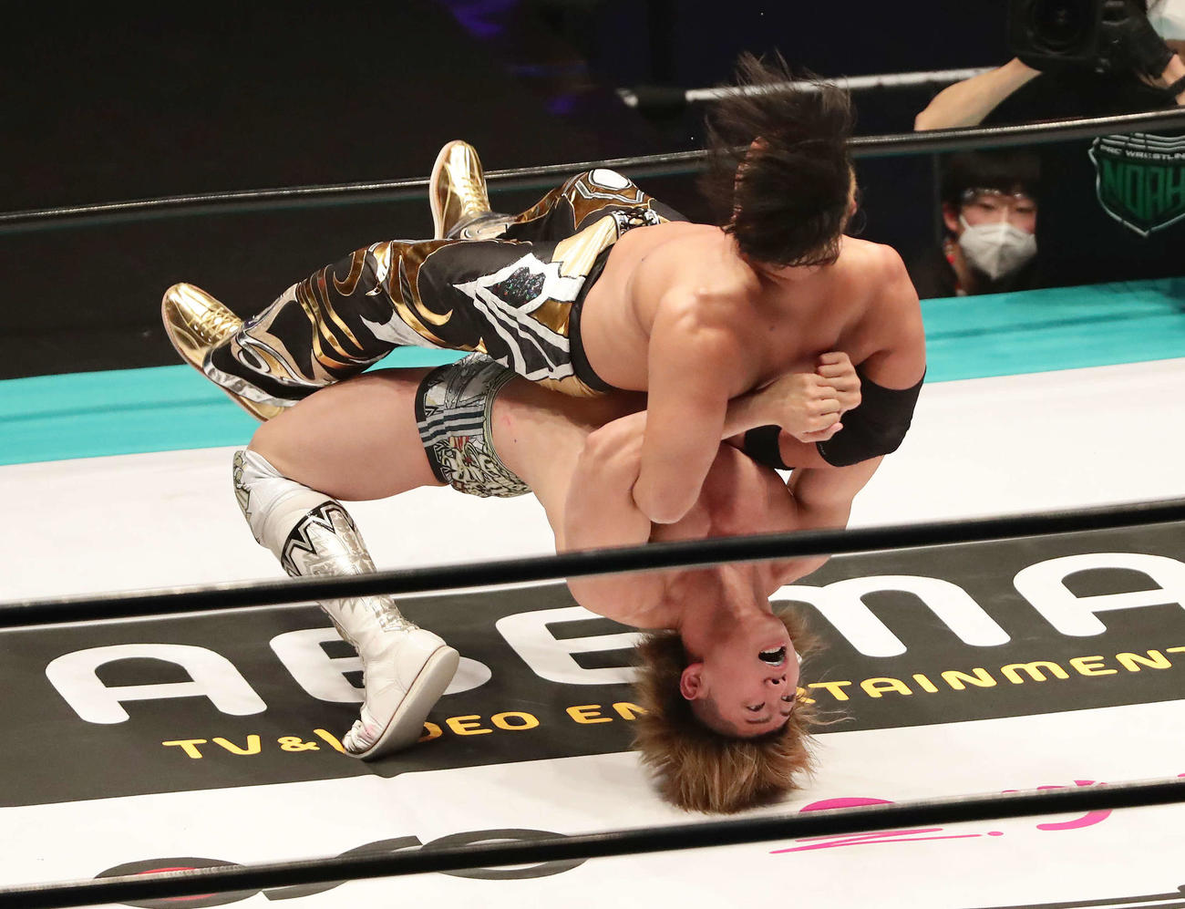 丸藤正道（上）を仕留めてタイトルを奪取した清宮海斗（撮影・丹羽敏通）