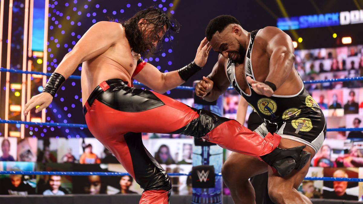 インターコンチネンタル王者ビッグE（右）にローキックを浴びせる中邑（C）2021 WWE, Inc. All Rights Reserved