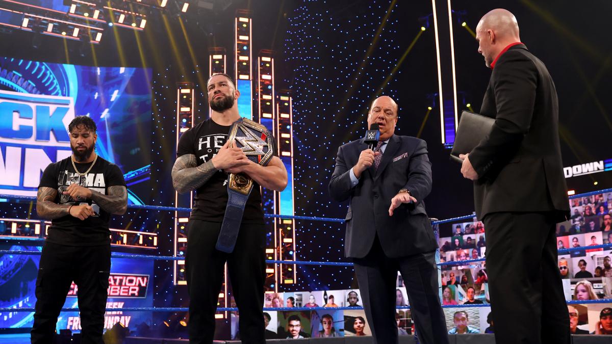21日のPPV大会で挑戦者決定戦と防衛戦の開催を要求したWWEユニバーサル王者レインズ（左から2人目）（C）2021 WWE, Inc. All Rights Reserved