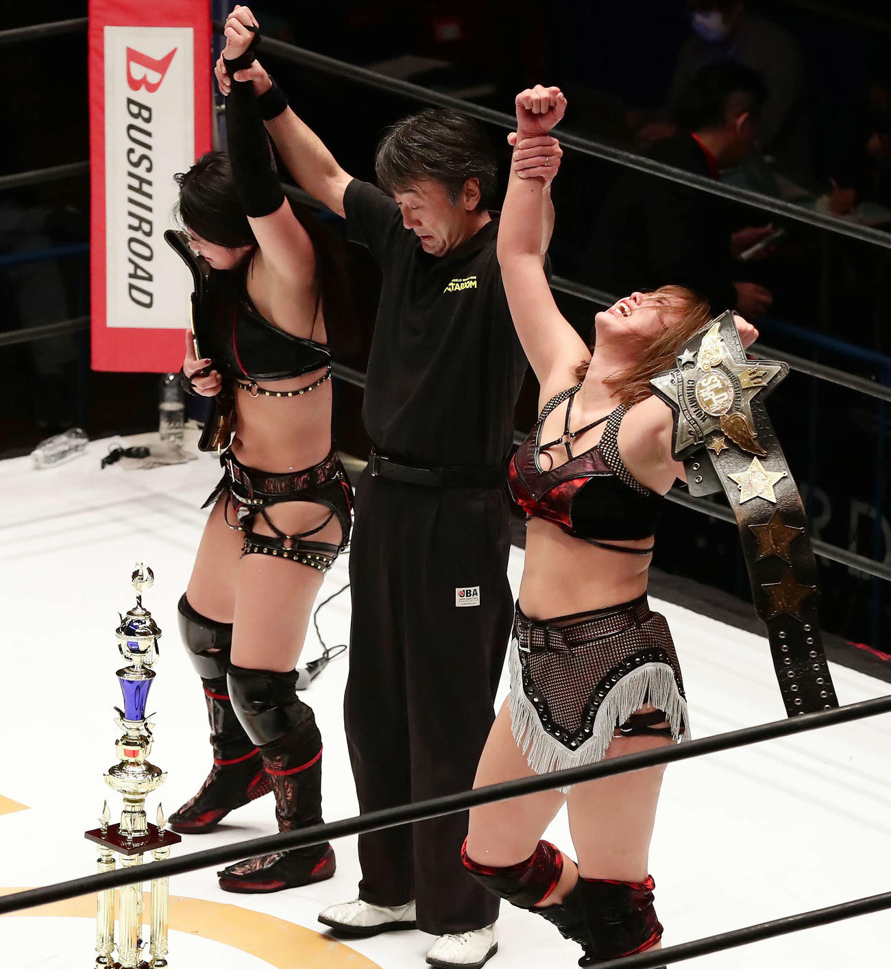 ゴッデス・オブ・スターダム選手権　タイトルを奪取して喜ぶ舞華（左）とひめか（撮影・丹羽敏通）