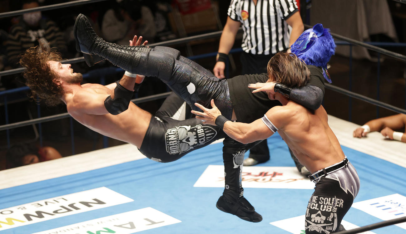 石森（右）を利用してエル・ファンタズモ（左）にドロップキックを浴びせるBUSHI（撮影・中島郁夫）