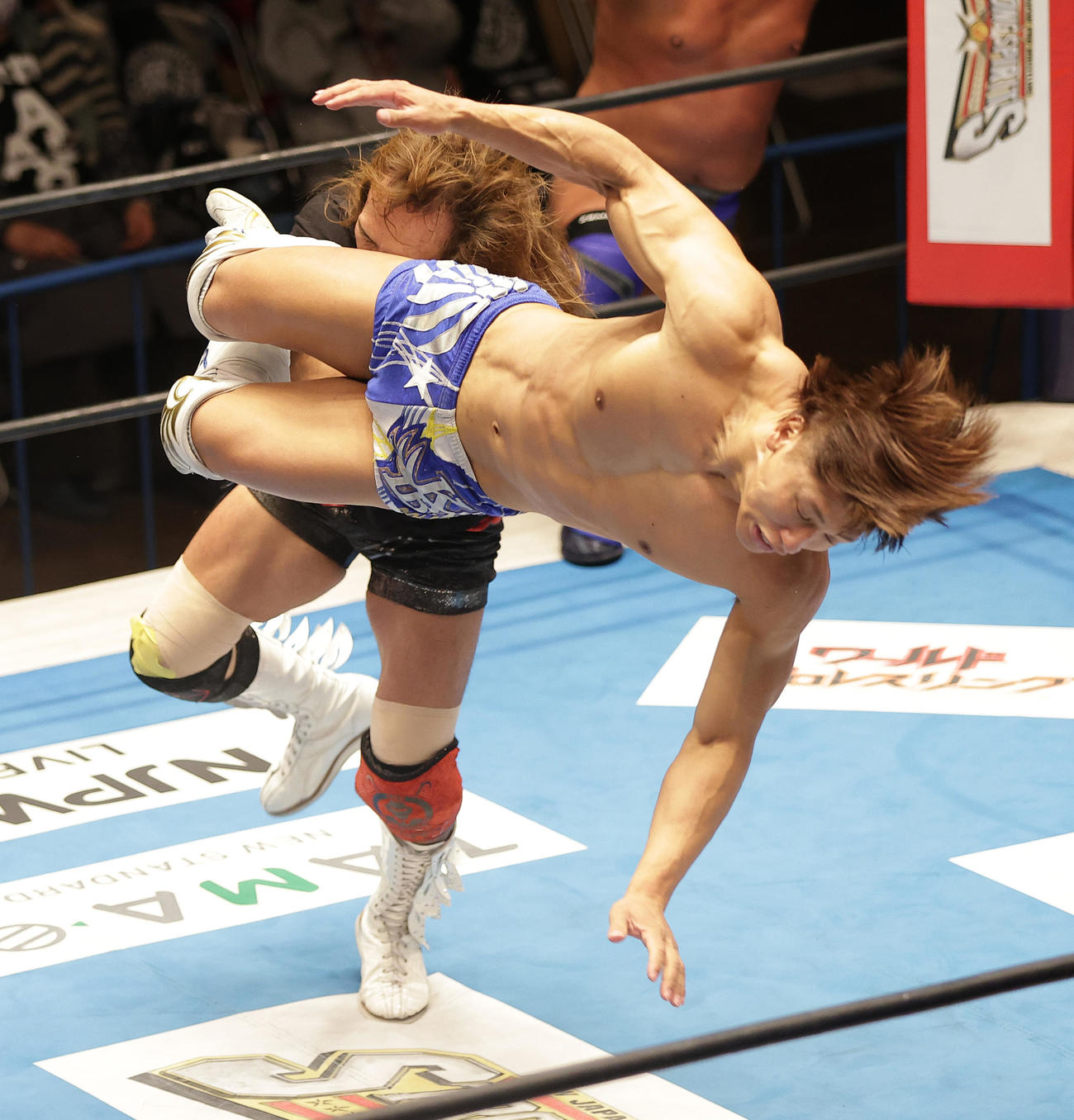 内藤哲也（左）にドロップキックを浴びせる飯伏幸太（撮影・中島郁夫）