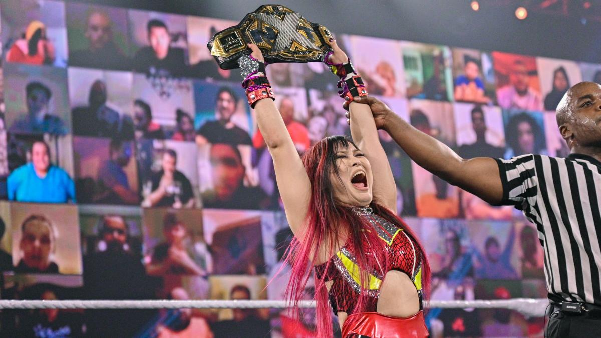 NXT女子王座ベルトを掲げて雄たけびをあげる王者紫雷イオ（C）2021 WWE, Inc. All Rights Reserved.