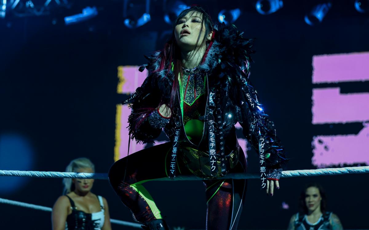 3WAY形式のNXT女子王座戦で最後に入場した王者紫雷イオ（C）2021 WWE, Inc. All Rights Reserved.