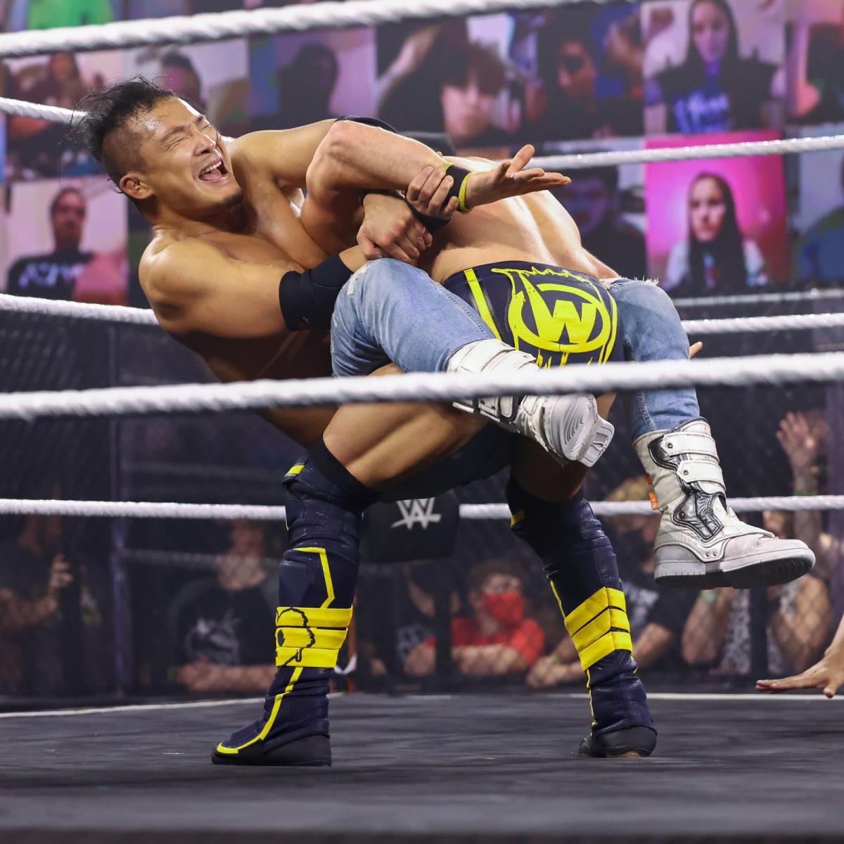 NXT北米王者ガルガノに飛びつき式ホバーボードロックを仕掛けるKUSHIDA（C）2021 WWE, Inc. All Rights Reserved.