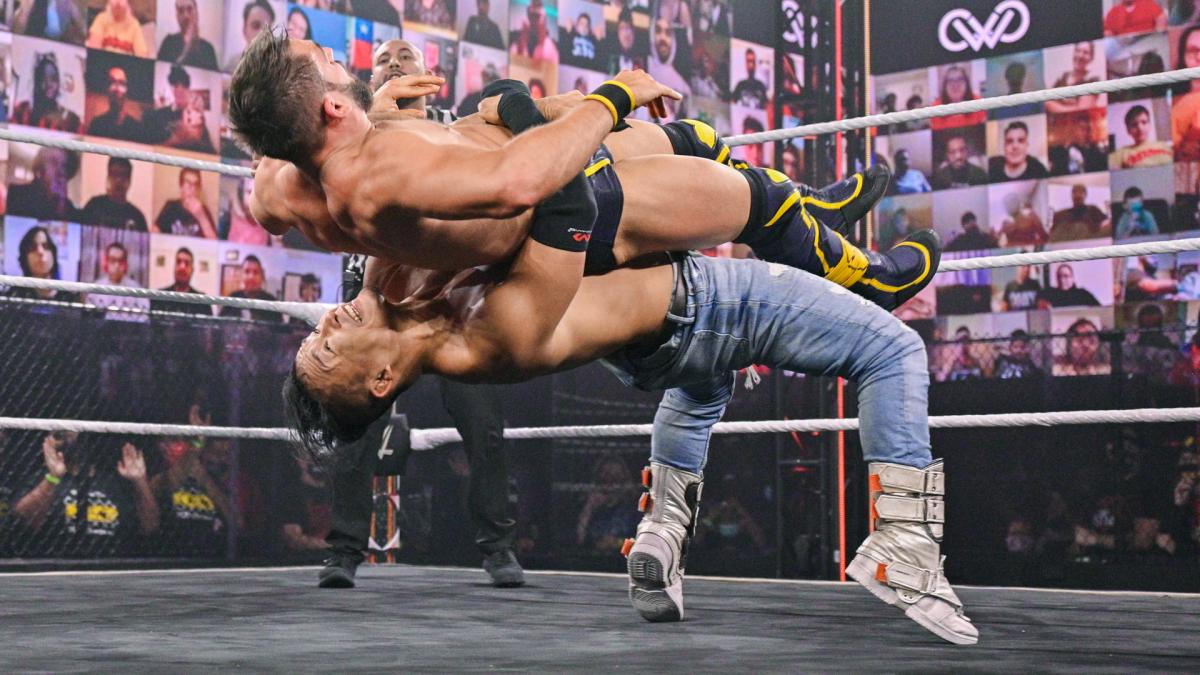 NXT北米王者ガルガノ（上）をジャーマンで投げ飛ばすKUSHIDA（C）2021 WWE, Inc. All Rights Reserved.