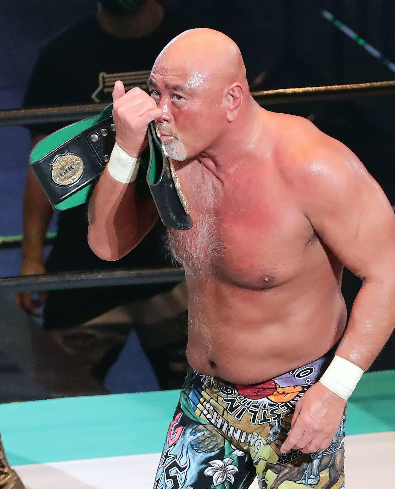 潮崎豪を破って3大メジャー制覇に成功し、GHCのベルトに口づけする武藤（2021年2月12日撮影）
