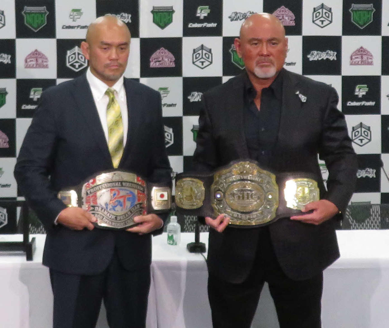 DDTと正式契約を結んだ秋山準（左）。右はノアと正式契約を結んだ武藤敬司（撮影・松熊洋介）