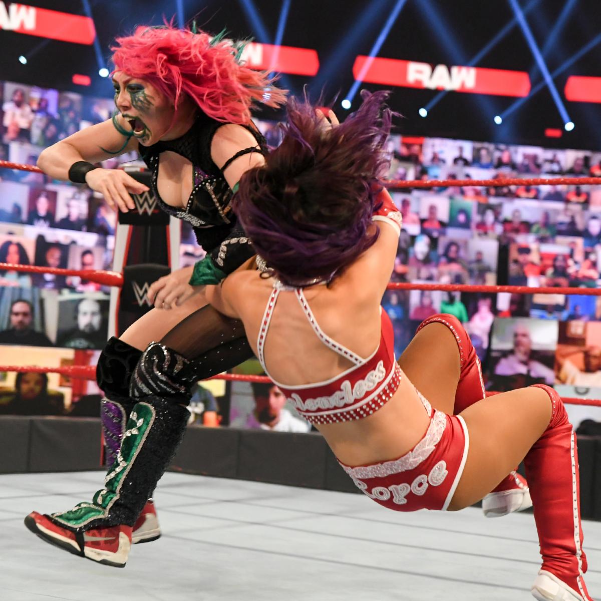 ペイトン・ロイス（右）にショルダータックルを打ち込んだロウ女子王者アスカ（C）2021　WWE，　Inc.　All　Rights　Reserved.