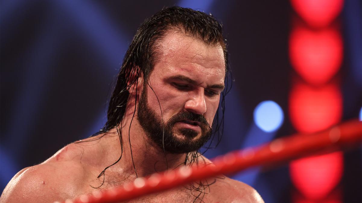 元仲間のシェイマスに敗れ、表情を曇らせたWWEヘビー級王者ドリュー・マッキンタイア（C）2021 WWE, Inc. All Rights Reserved.