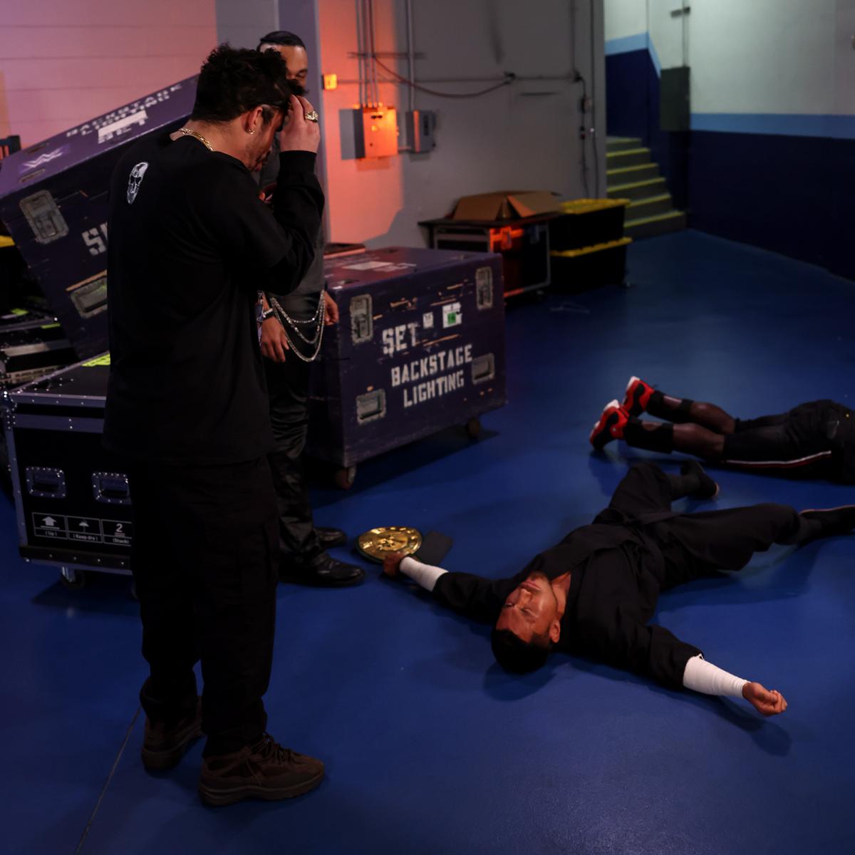 バックステージで失神する戸沢（右下）。バッド・バニー（左端）にフォールを許した(C)2021 WWE, Inc. All Rights Reserved.