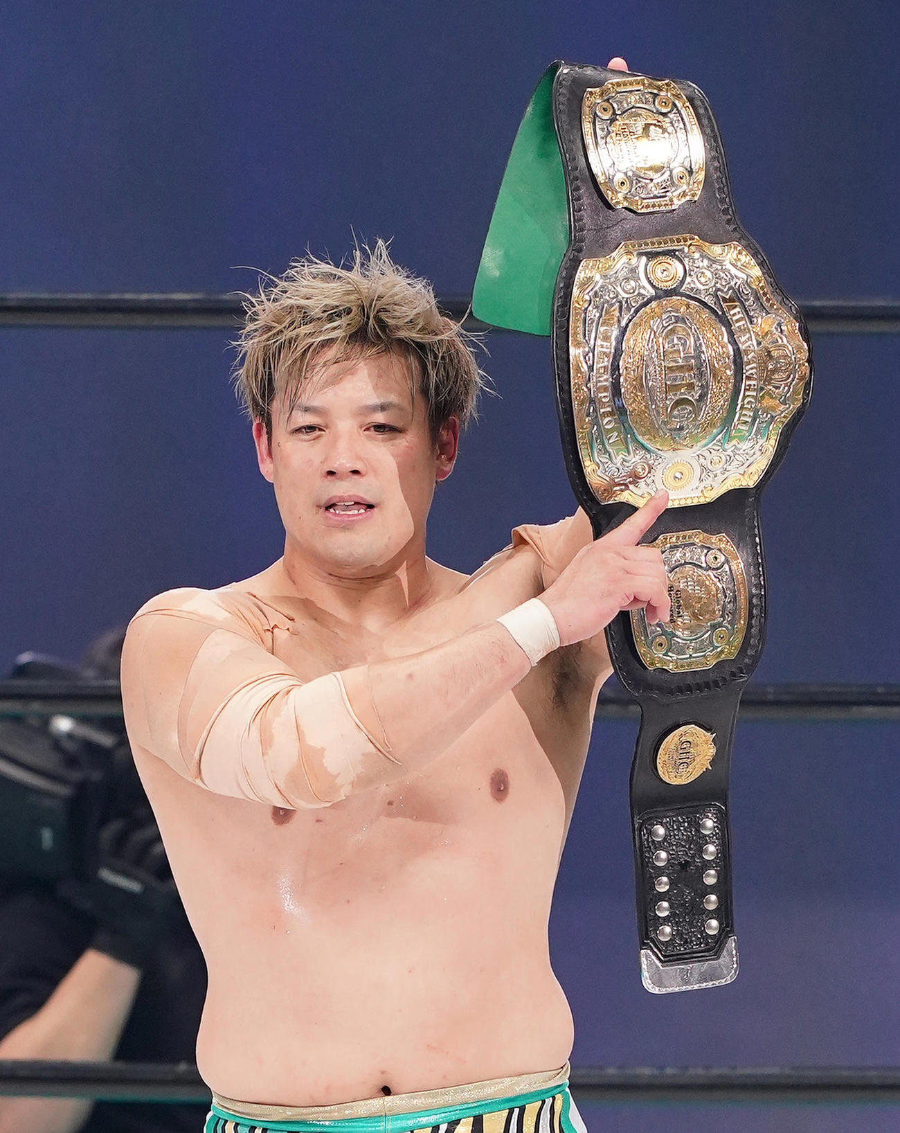 20年12月、ノア代々木大会で、防衛に成功したGHCヘビー級選手権ベルトを掲げる潮崎豪
