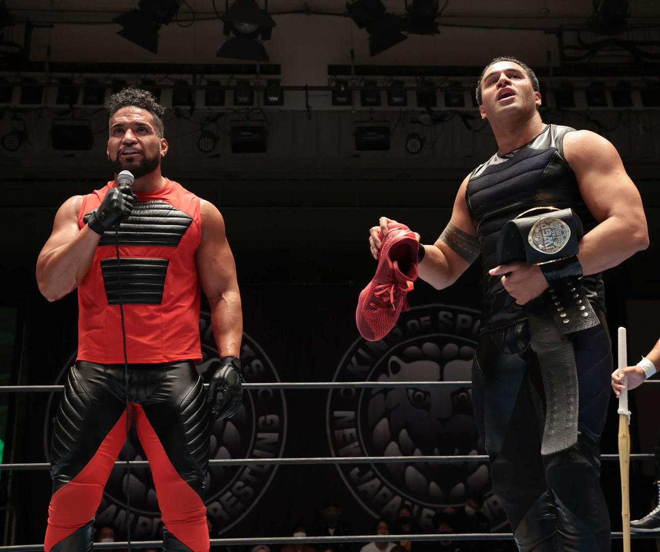 新日本後楽園大会　勝利後マイクパフォーマンスを行うタンガ・ロア（左）。右はタマ・トンガ（新日本プロレス提供）