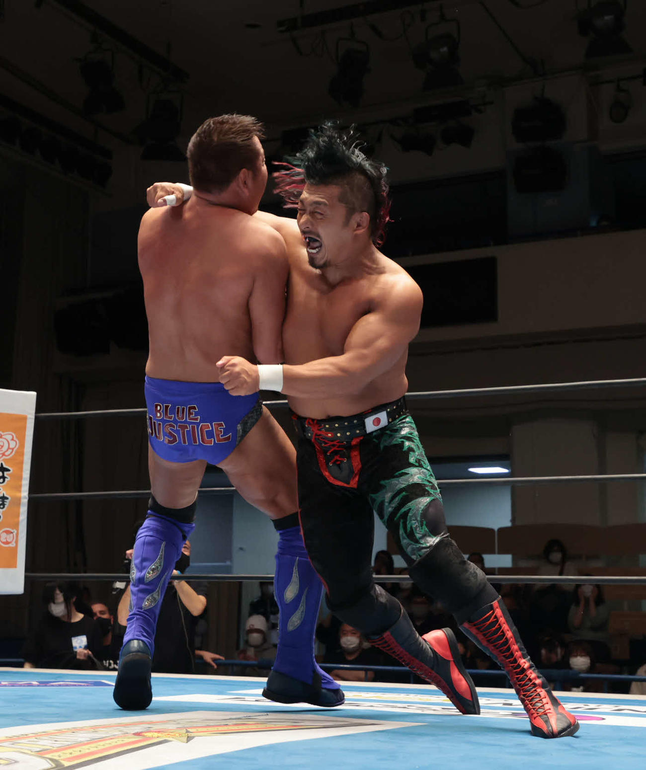 新日本後楽園大会　永田裕志にパンピングボンバーを浴びせる鷹木信悟（新日本プロレス提供）