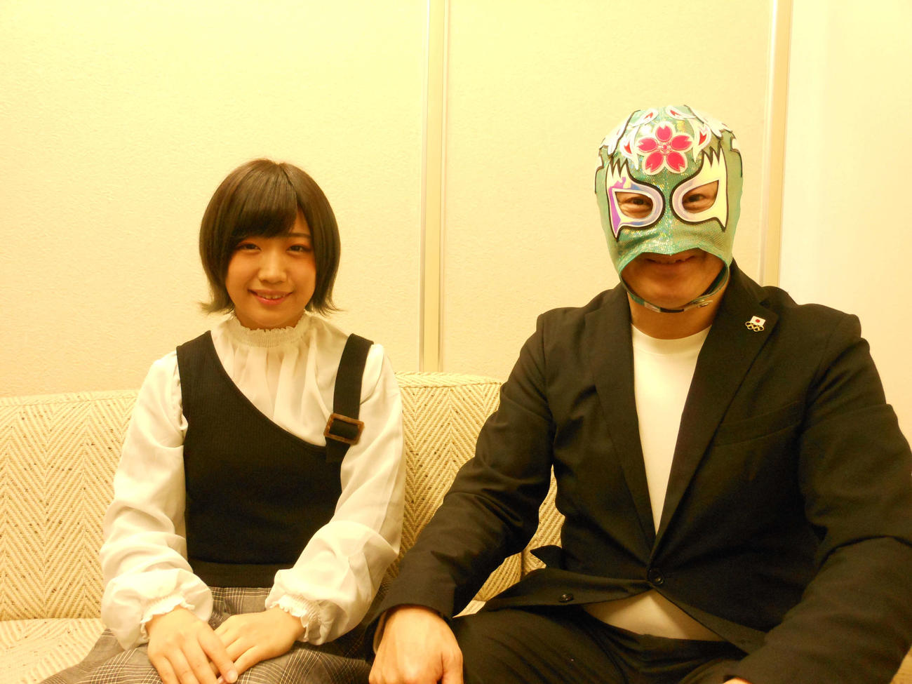 ユーチューブ専門のプロレス団体を設立するスペル・デルフィン（右）と花園桃花