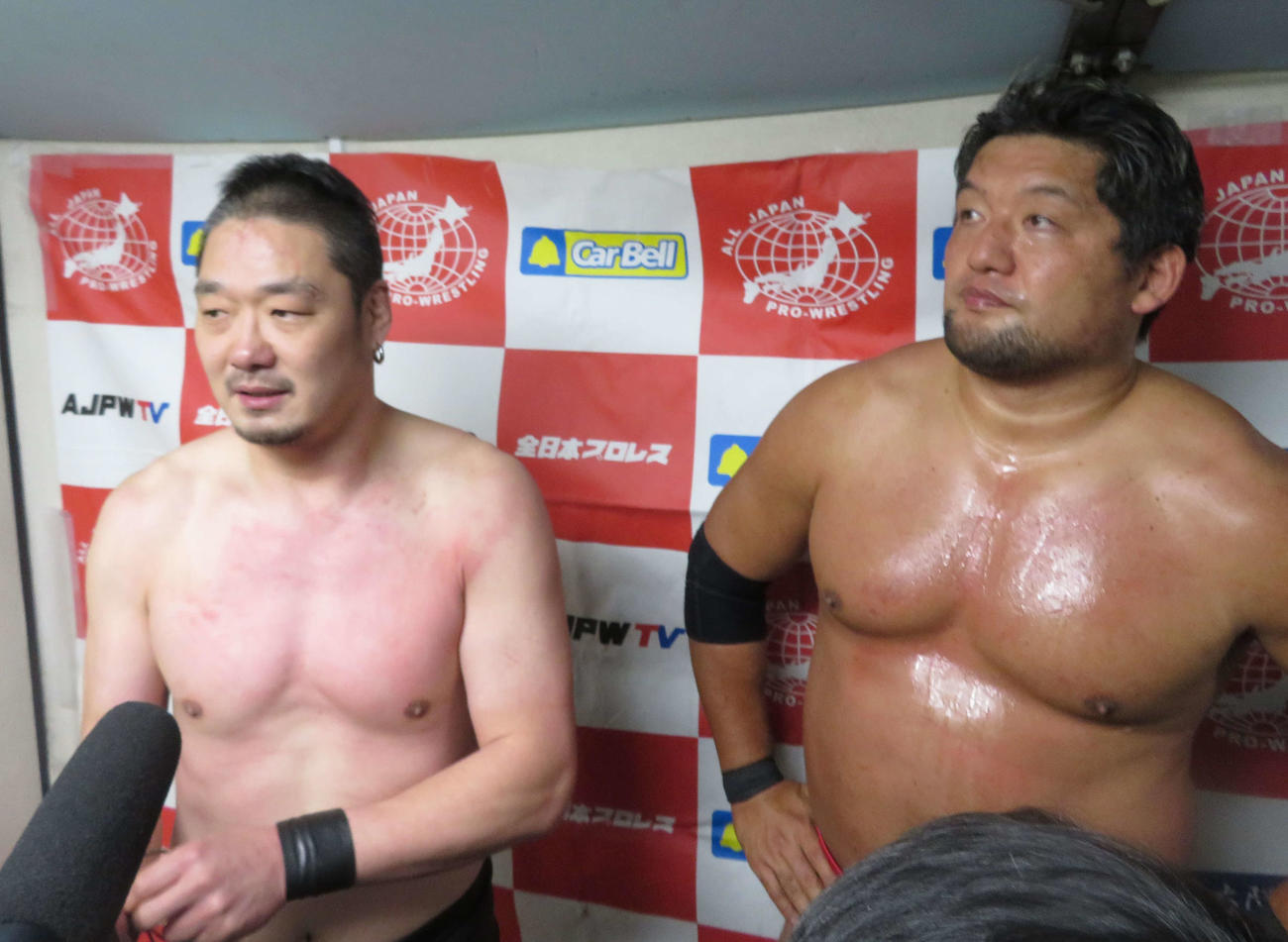 全日本新木場大会　試合後バックステージで取材に応じる佐藤耕平（左）と石川修司（撮影・松熊洋介）