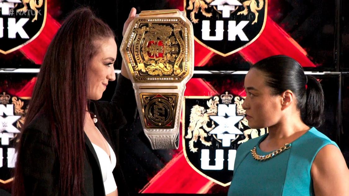 NXT UK女子王者ケイ・リー・レイ（左）とにらみ合う里村明衣子（C）2021 WWE, Inc. All Rights Reserved.