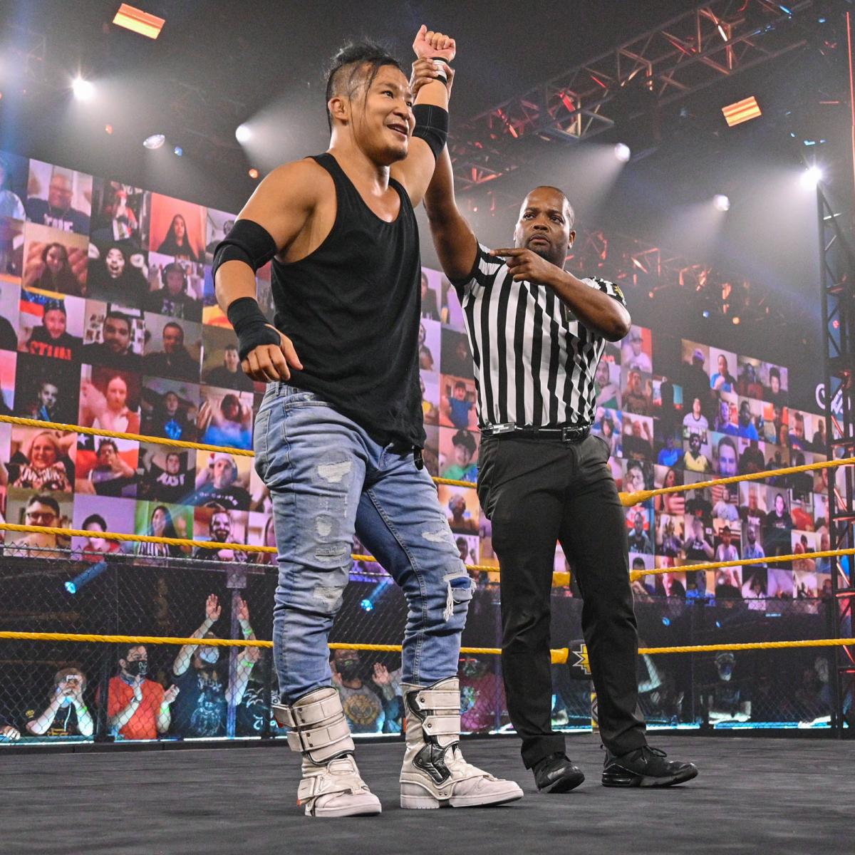 再起戦勝利に笑顔をみせるKUSHIDA（左）（C）2021 WWE, Inc. All Rights Reserved.