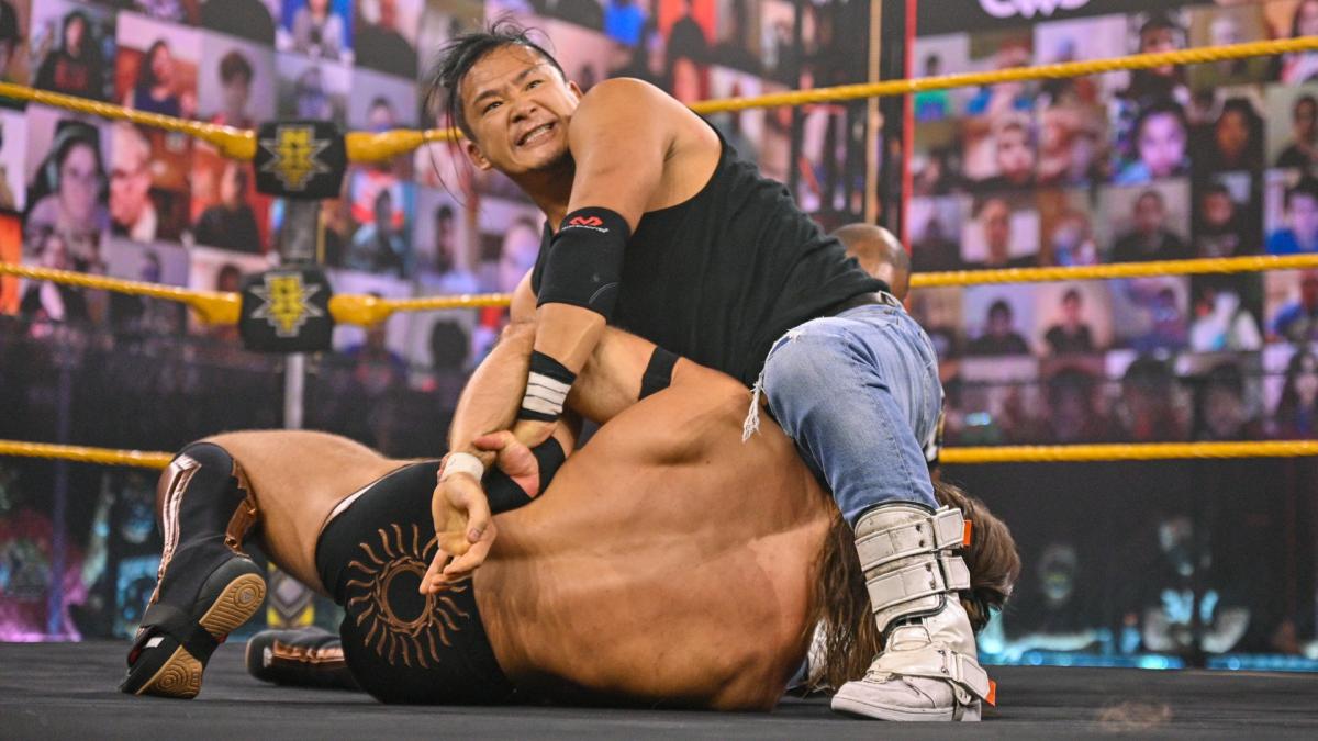タイラー・ラスト（下）にホバーボードロックを仕掛けるKUSHIDA（C）2021 WWE, Inc. All Rights Reserved.