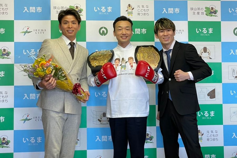 入間市の杉島市長（中央）を表敬訪問したレオナ・ペタス（右端）と弟加藤虎於奈(C)K－1