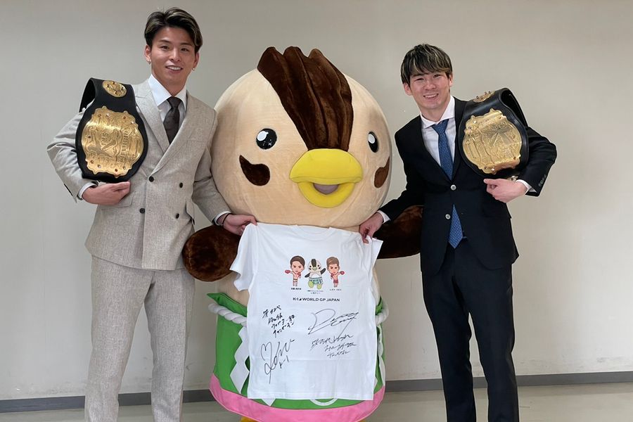 入間市のマスコット、いるティー（中央）と記念撮影するレオナ・ペタス（右端）と弟加藤虎於奈(C)K－1