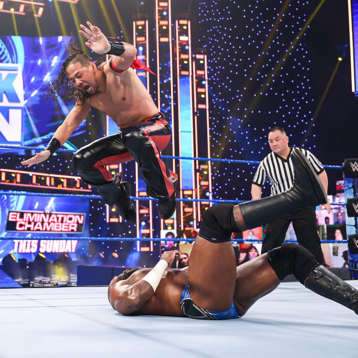クルーズ（下）に膝を落とす中邑（C）2021　WWE，　Inc.　All　Rights　Reserved.