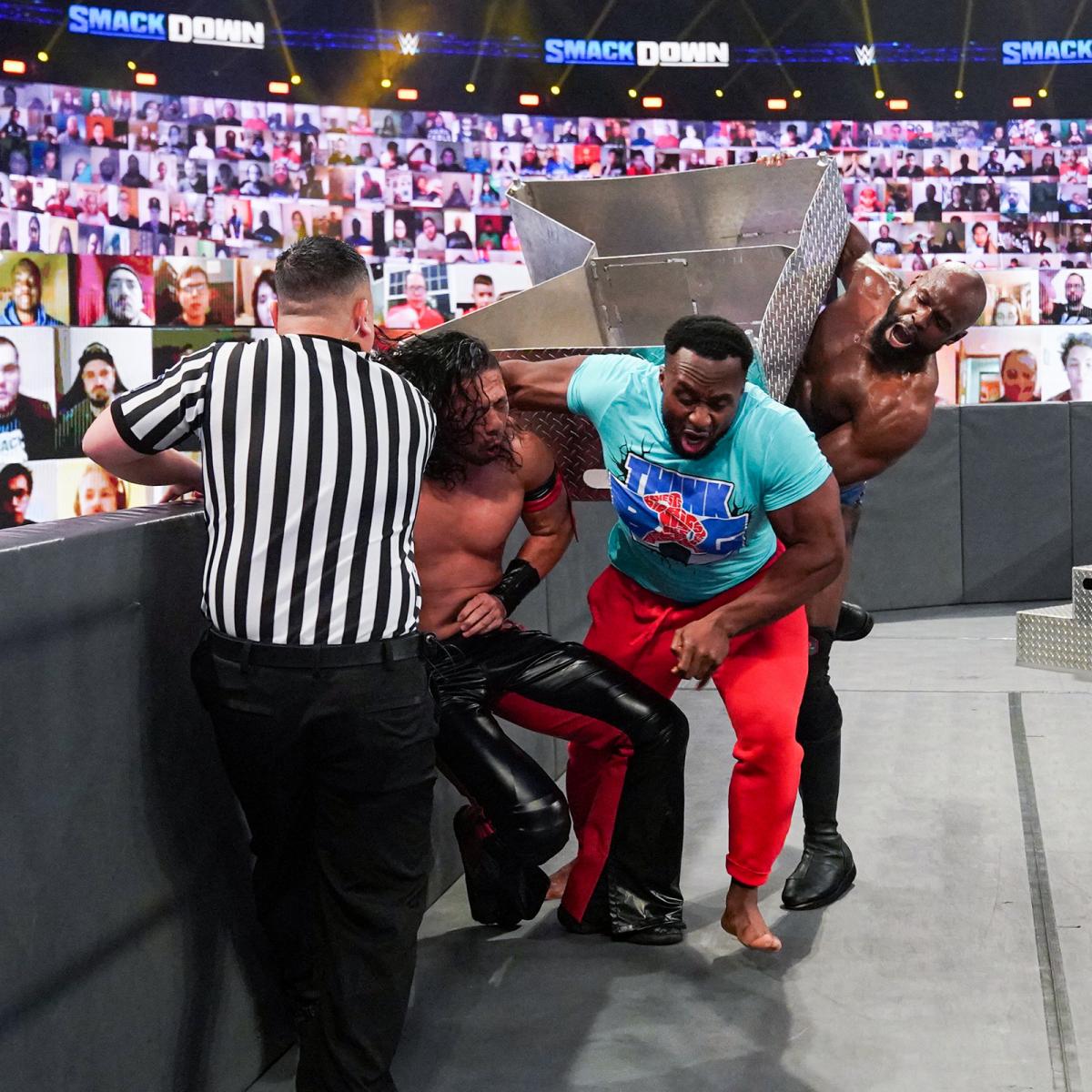 中邑（左から2人目）の目の前でクルーズ（右端）に襲われるビックE（左から3番目）（C）2021　WWE，　Inc.　All　Rights　Reserved.