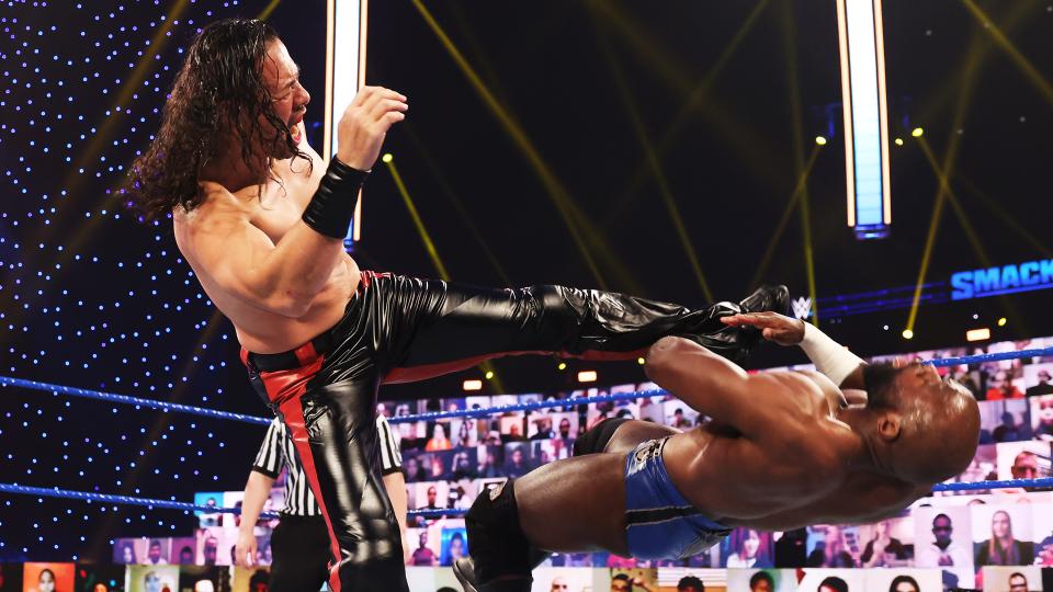 クルーズ（右）にミドルキックを打ち込む中邑（C）2021　WWE，　Inc.　All　Rights　Reserved.