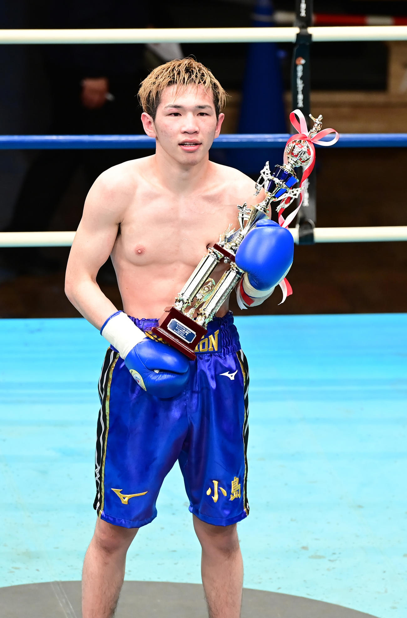 プロボクシング全日本新人王決勝戦のミニマム級を制した小島（撮影・小沢裕）
