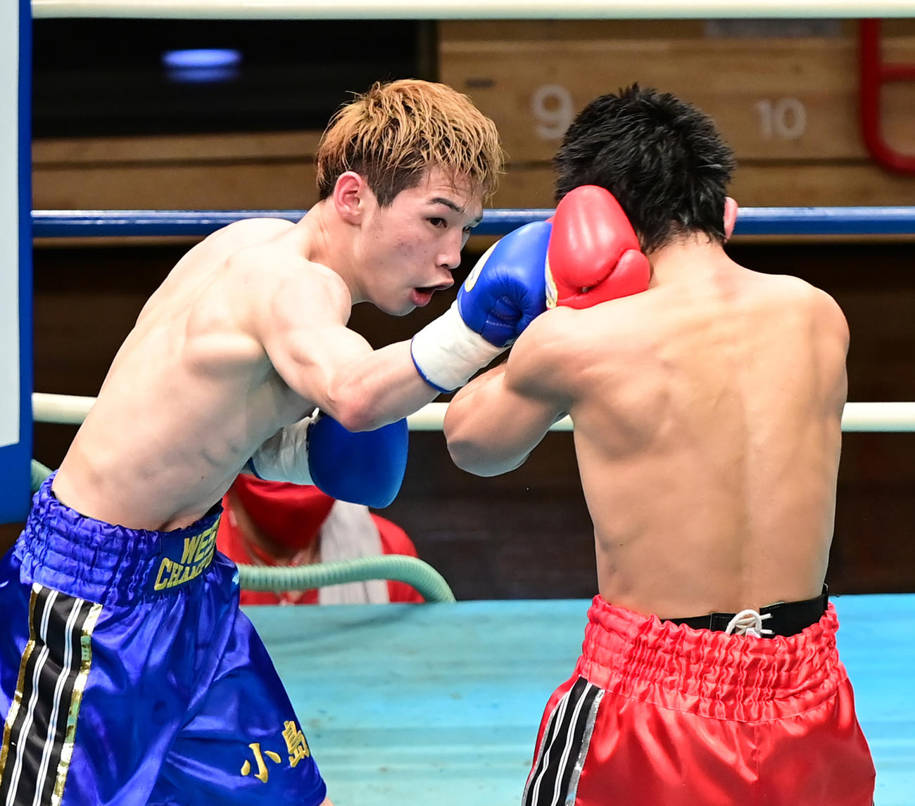 プロボクシング全日本新人王決勝戦のミニマム級　5回、佐々木（右）にパンチを放つ小島（撮影・小沢裕）