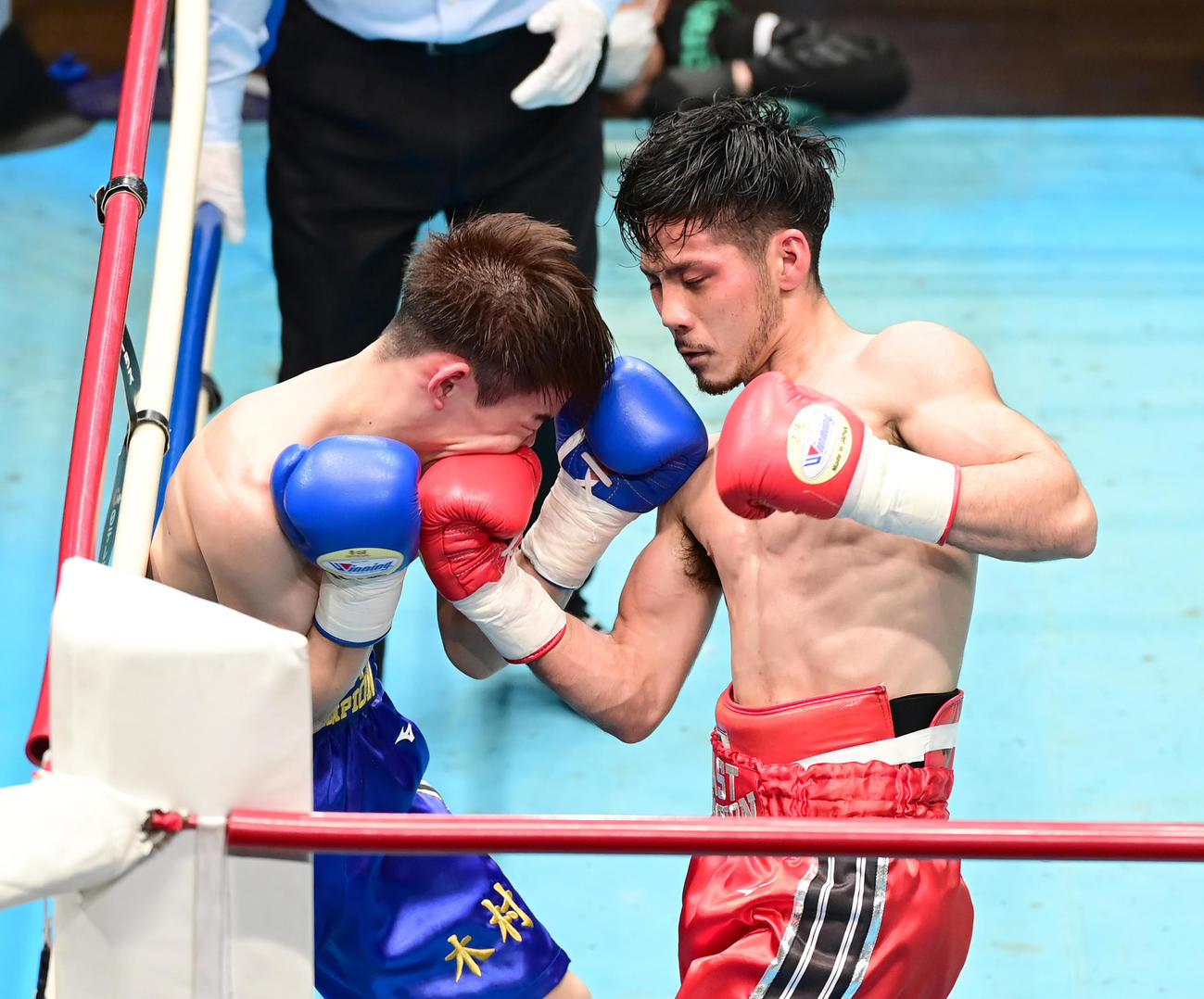4回、木村（左）に右パンチを放つ狩俣（撮影・小沢裕）