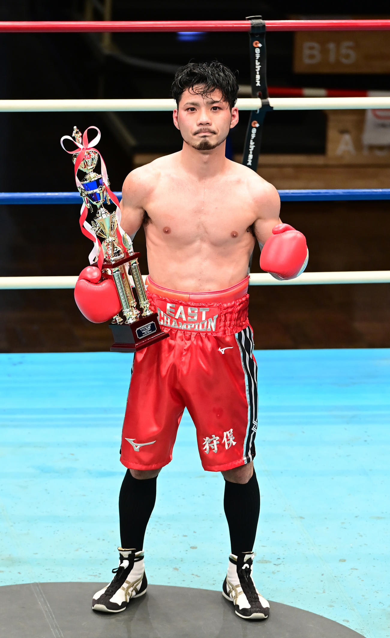 プロボクシング全日本新人王決勝戦のライトフライ級を制した狩俣（撮影・小沢裕）