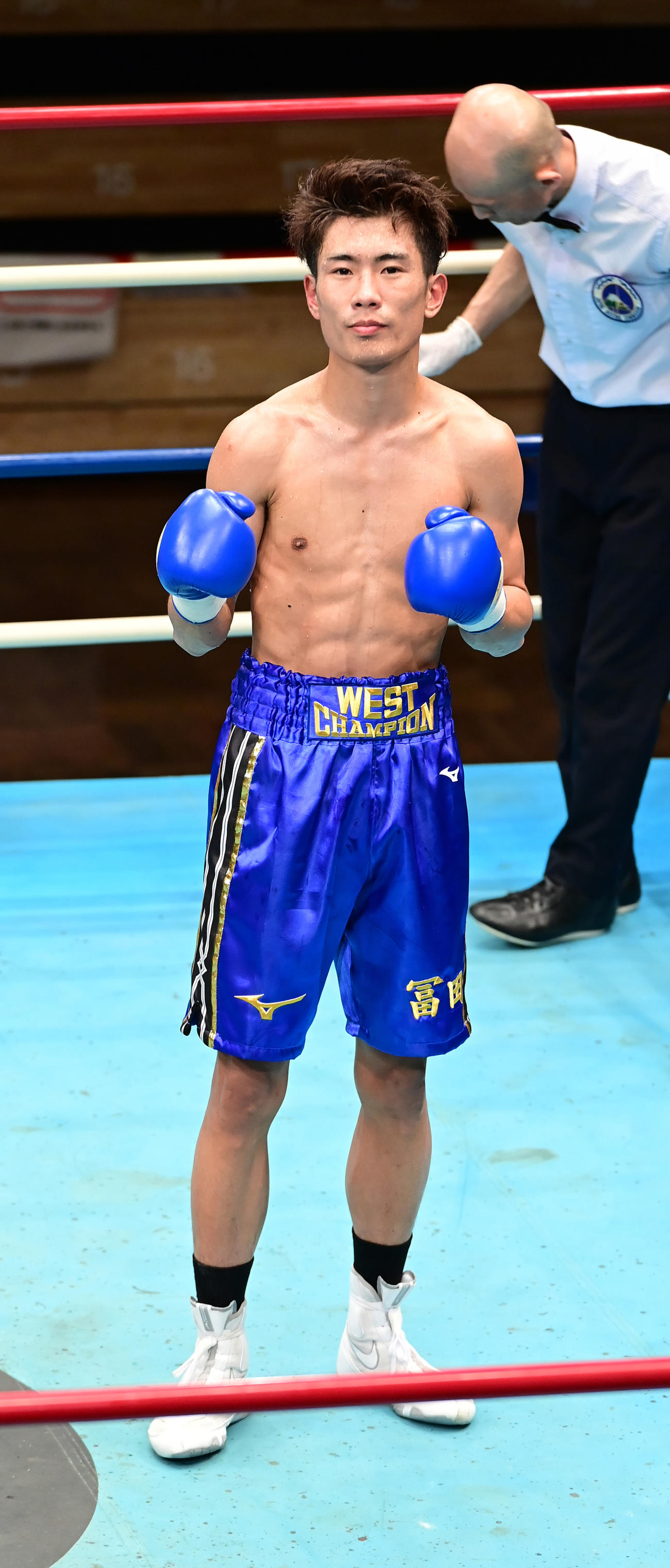 プロボクシング全日本新人王決勝戦のバンタム級を制した冨田（撮影・小沢裕）