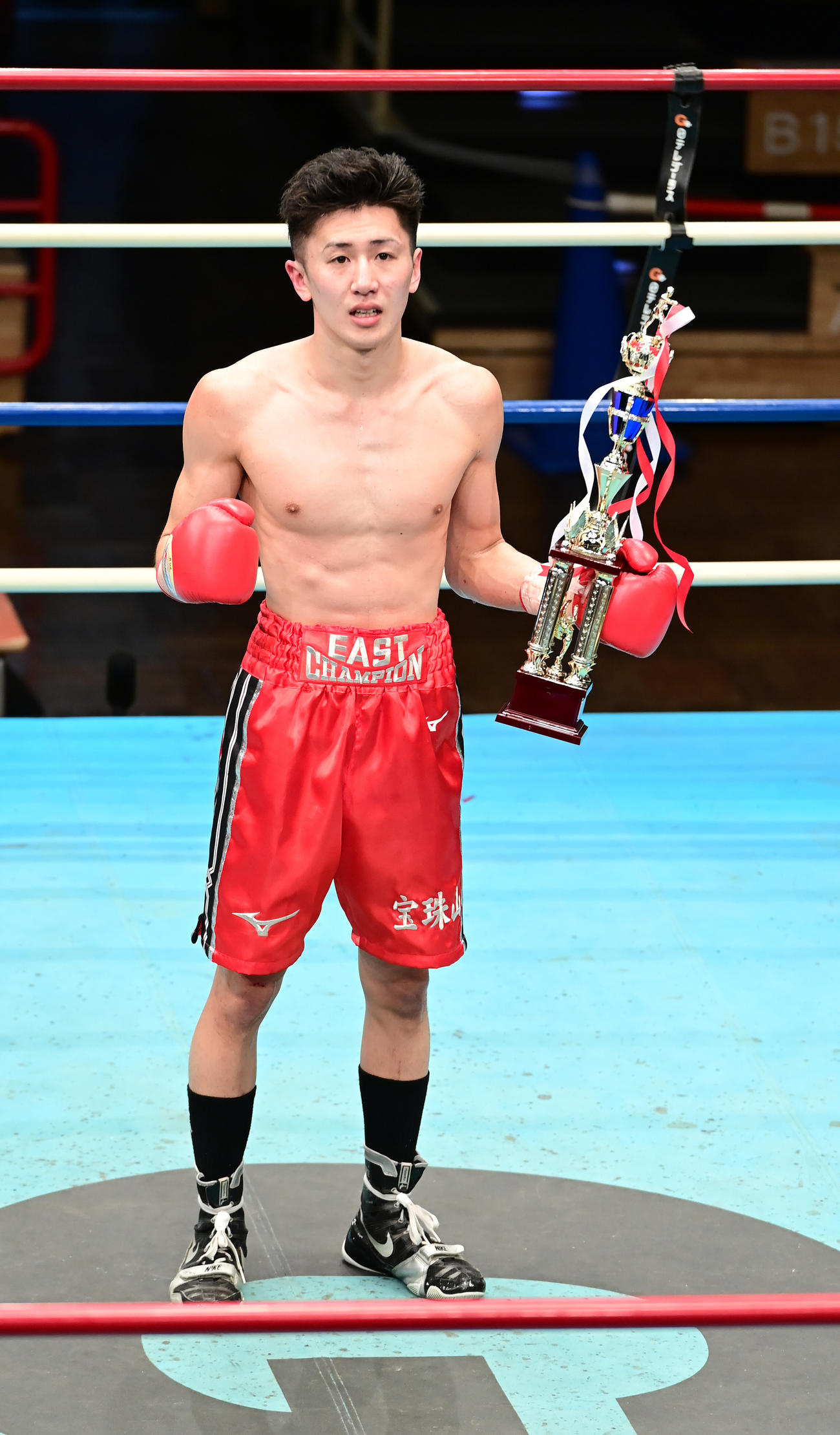 プロボクシング全日本新人王決勝戦のフライ級を制した宝珠山（撮影・小沢裕）