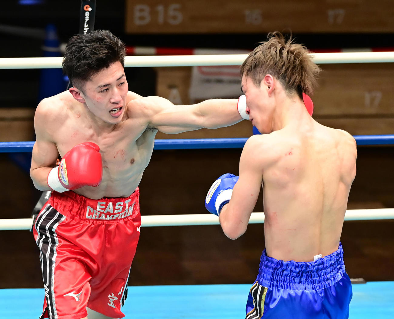 プロボクシング全日本新人王決勝戦のフライ級　4回、神崎（右）に左パンチを放つ宝珠山（撮影・小沢裕）