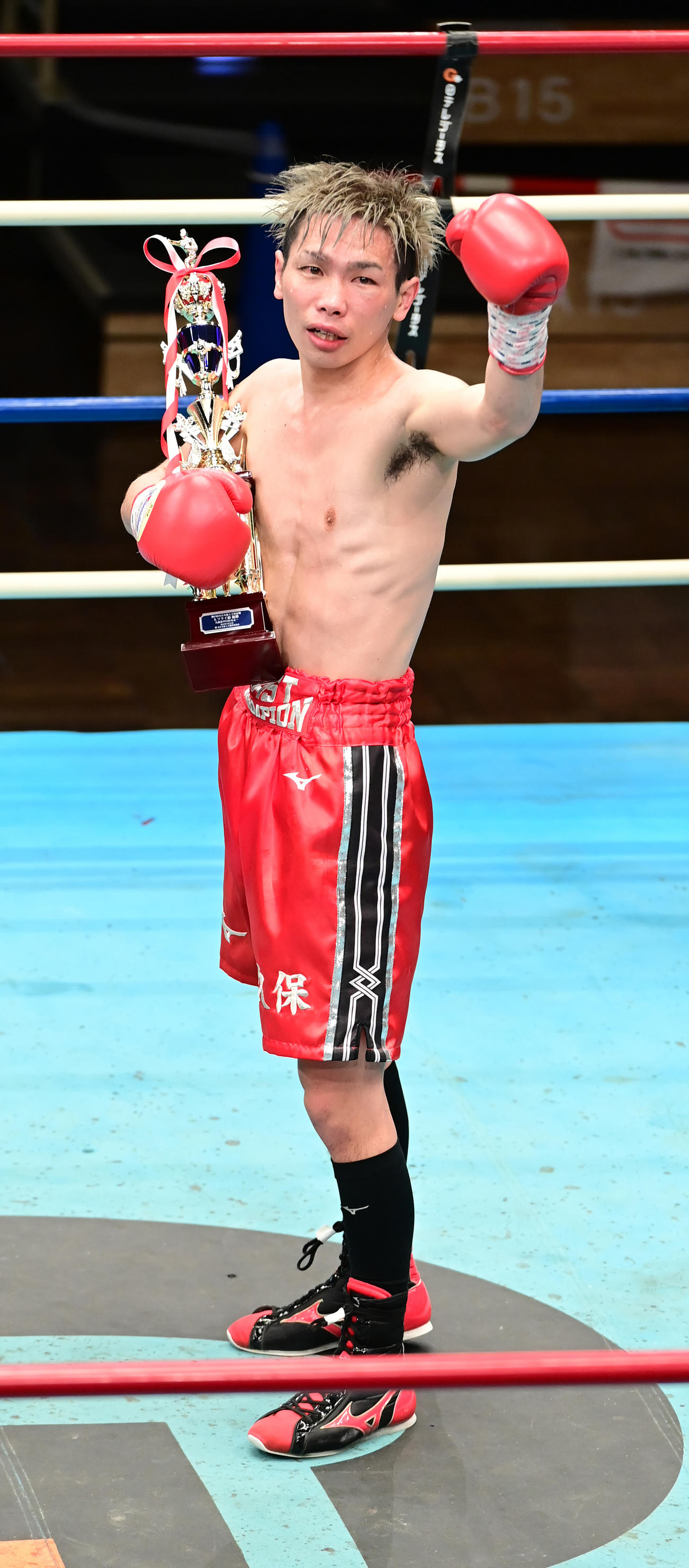 プロボクシング全日本新人王決勝戦のスーパーフライ級を制した久保（撮影・小沢裕）