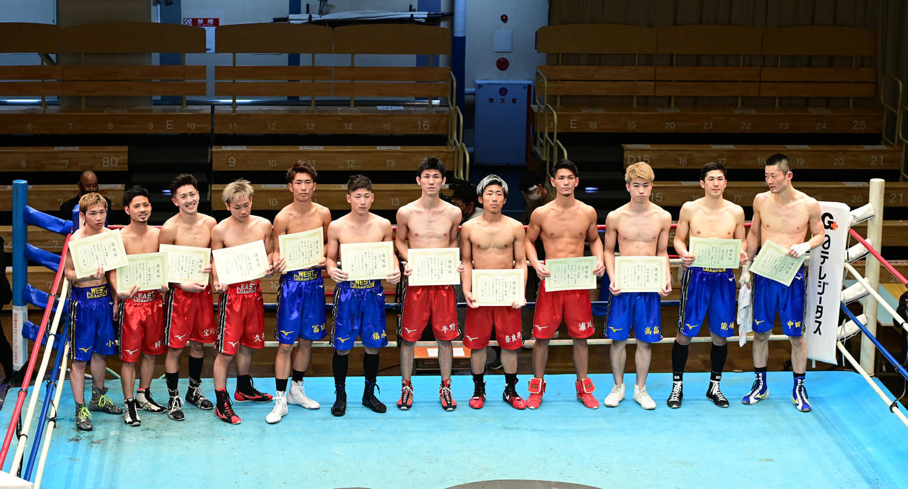 プロボクシング全日本新人王決勝戦を制し記念撮影に臨む選手たち。左からミニマム級の小島、ライトフライ級の狩俣、フライ級の宝珠山、スーパーフライ級の久保、バンタム級の冨田、スーパーバンタム級の福永、フェザー級の平野、スーパーフェザー級の奈良井、ライト級の浦川、スーパーライト級の高畠、ウエルター級の山崎、ミドル級の中田（撮影・小沢裕）