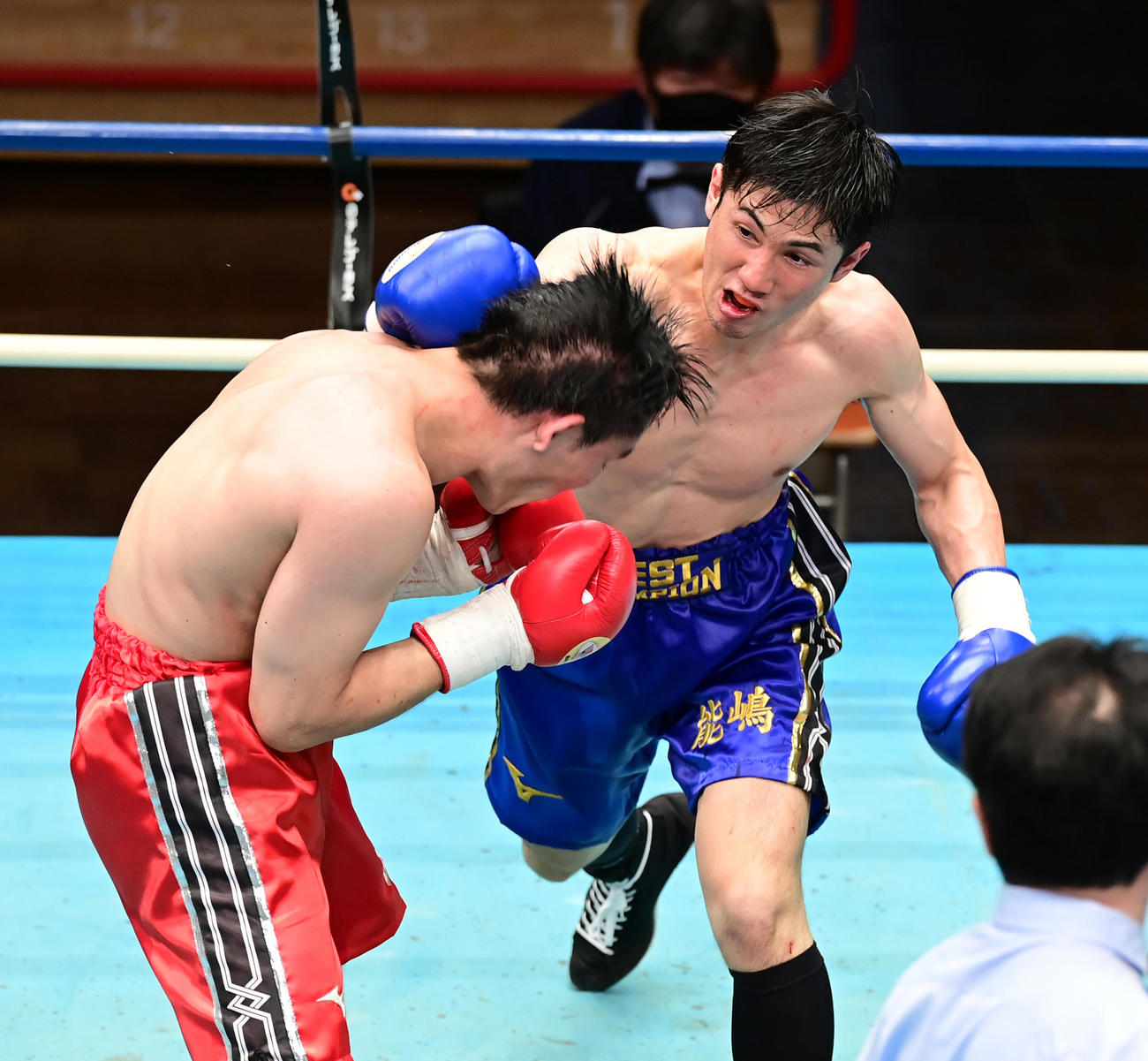 プロボクシング全日本新人王決勝戦のウエルター級　4回、山崎（左）に右パンチを放つ能嶋（撮影・小沢裕）