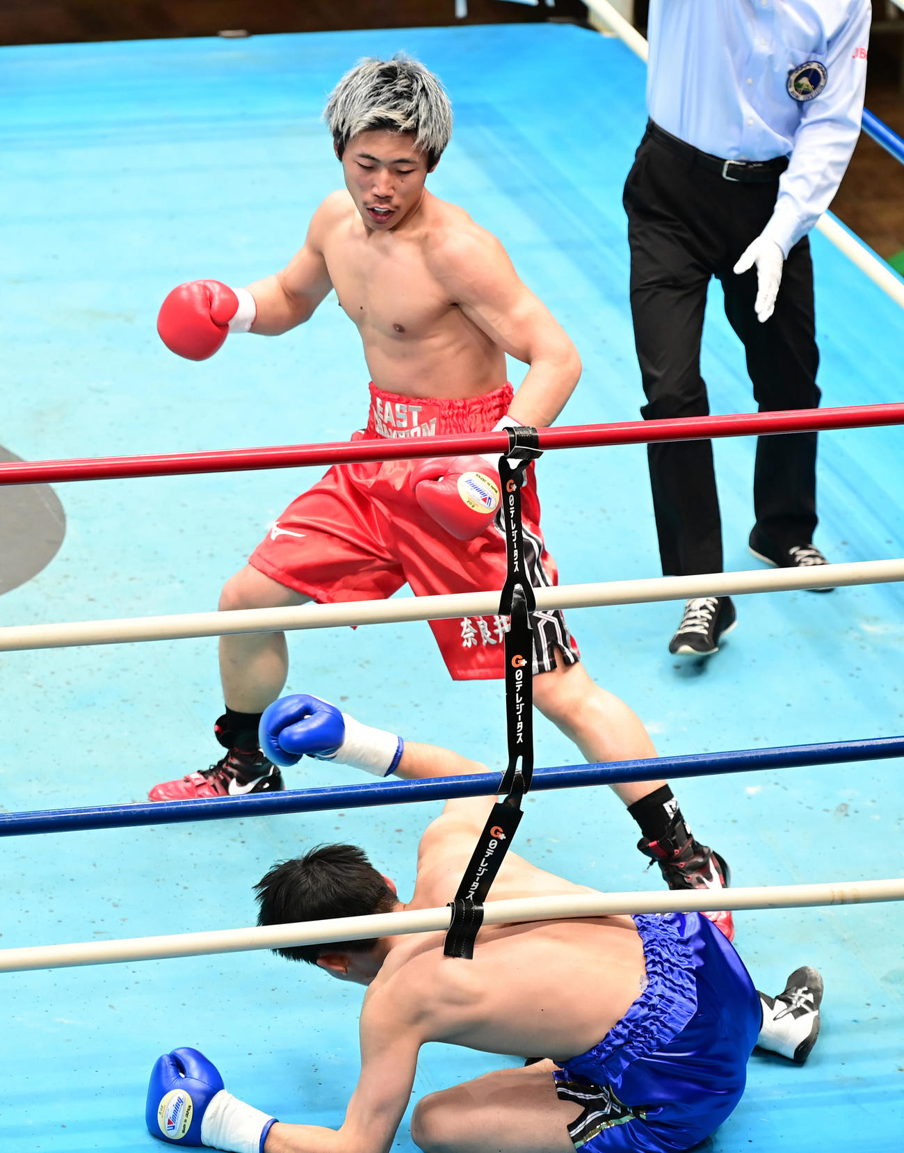 プロボクシング全日本新人王決勝戦のスーパーフェザー級　1回、福田（手前）からダウンを奪う奈良井（撮影・小沢裕）