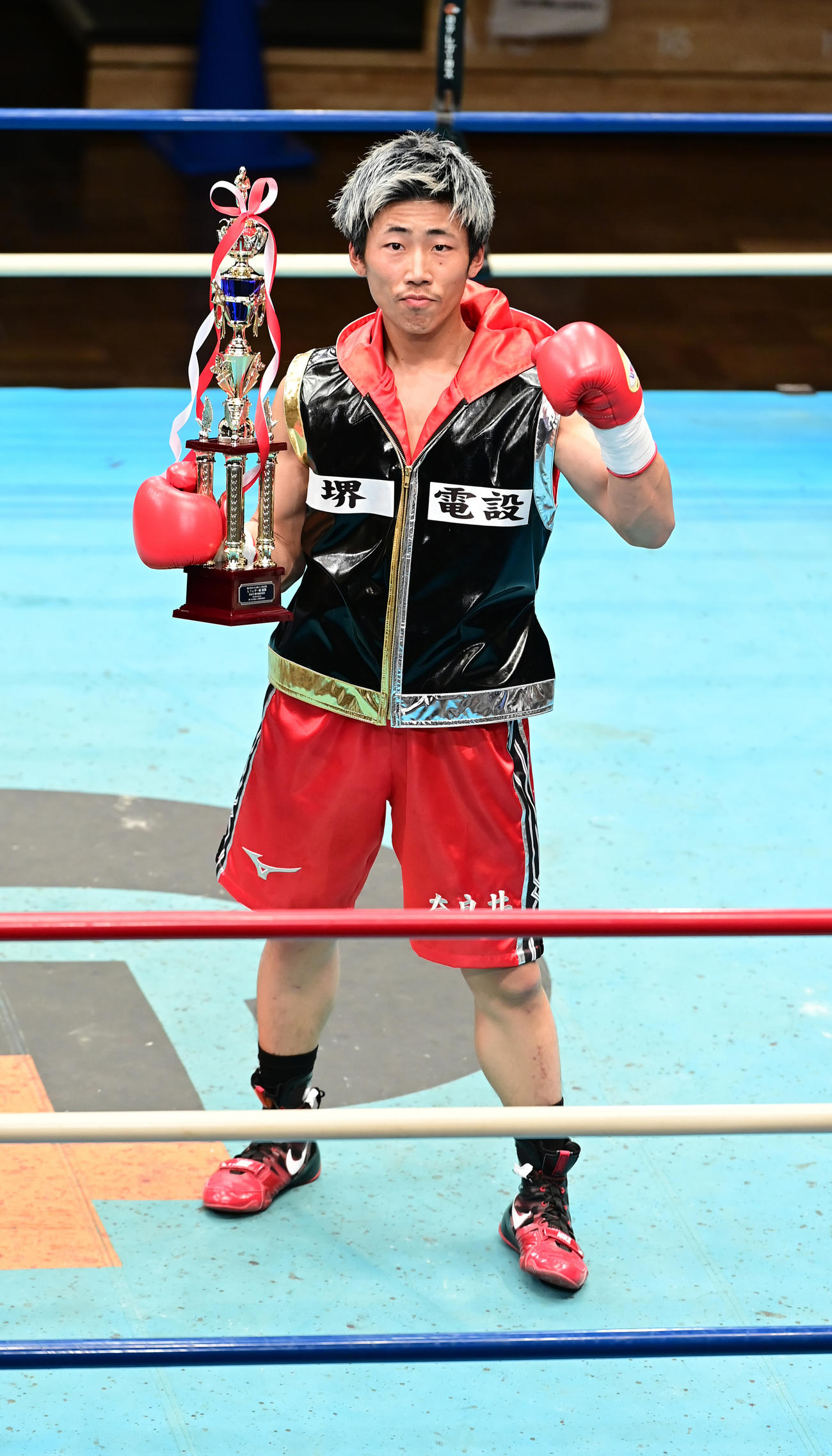 プロボクシング全日本新人王決勝戦のスーパーフェザー級　1回、福田（手前）からダウンを奪う奈良井（撮影・小沢裕）