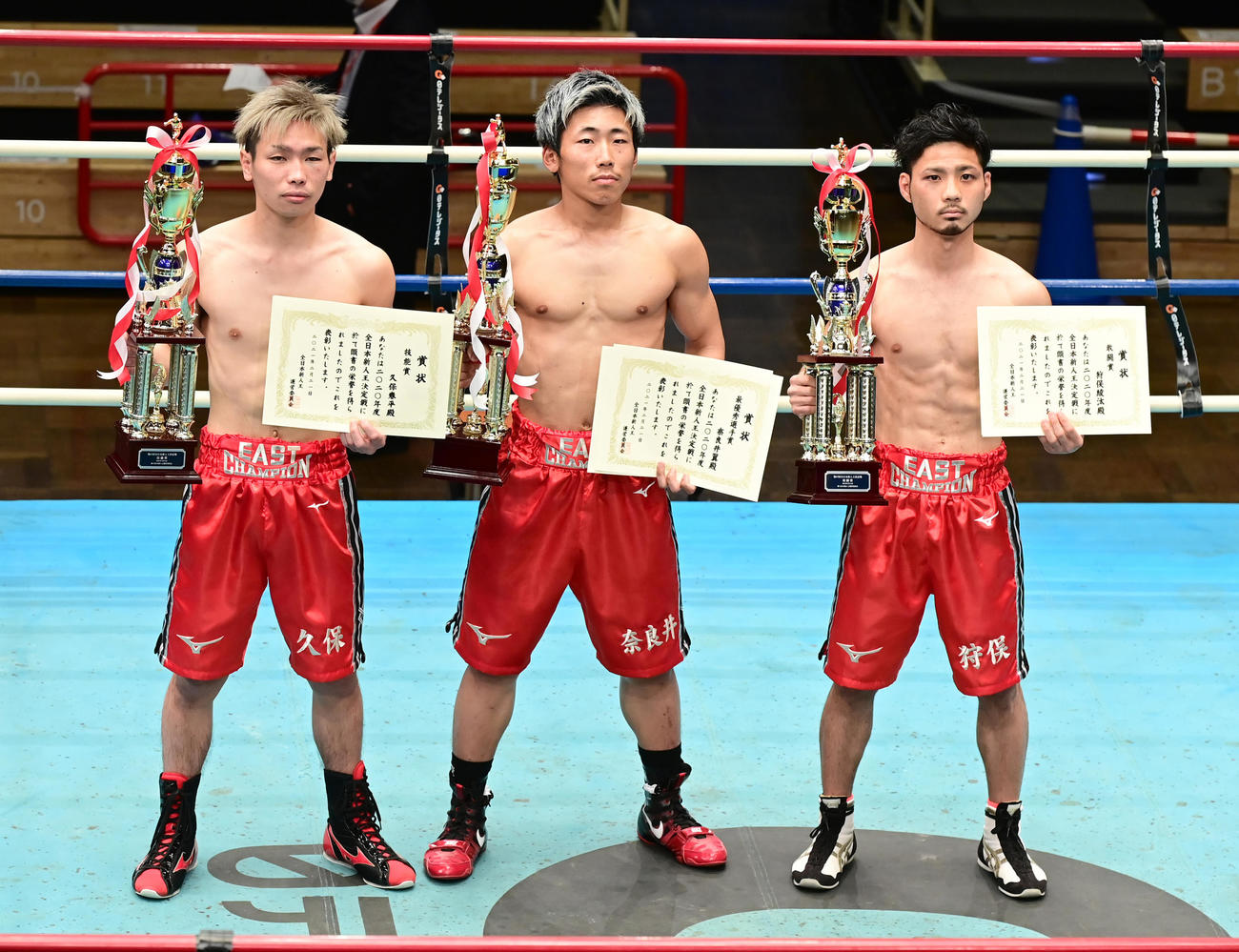 プロボクシング全日本新人王決勝戦で表彰される、左から技能賞のスーパーフライ級・久保、MVPのスーパーフェザー級・奈良井、敢闘賞のライトフライ級・狩俣（撮影・小沢裕）