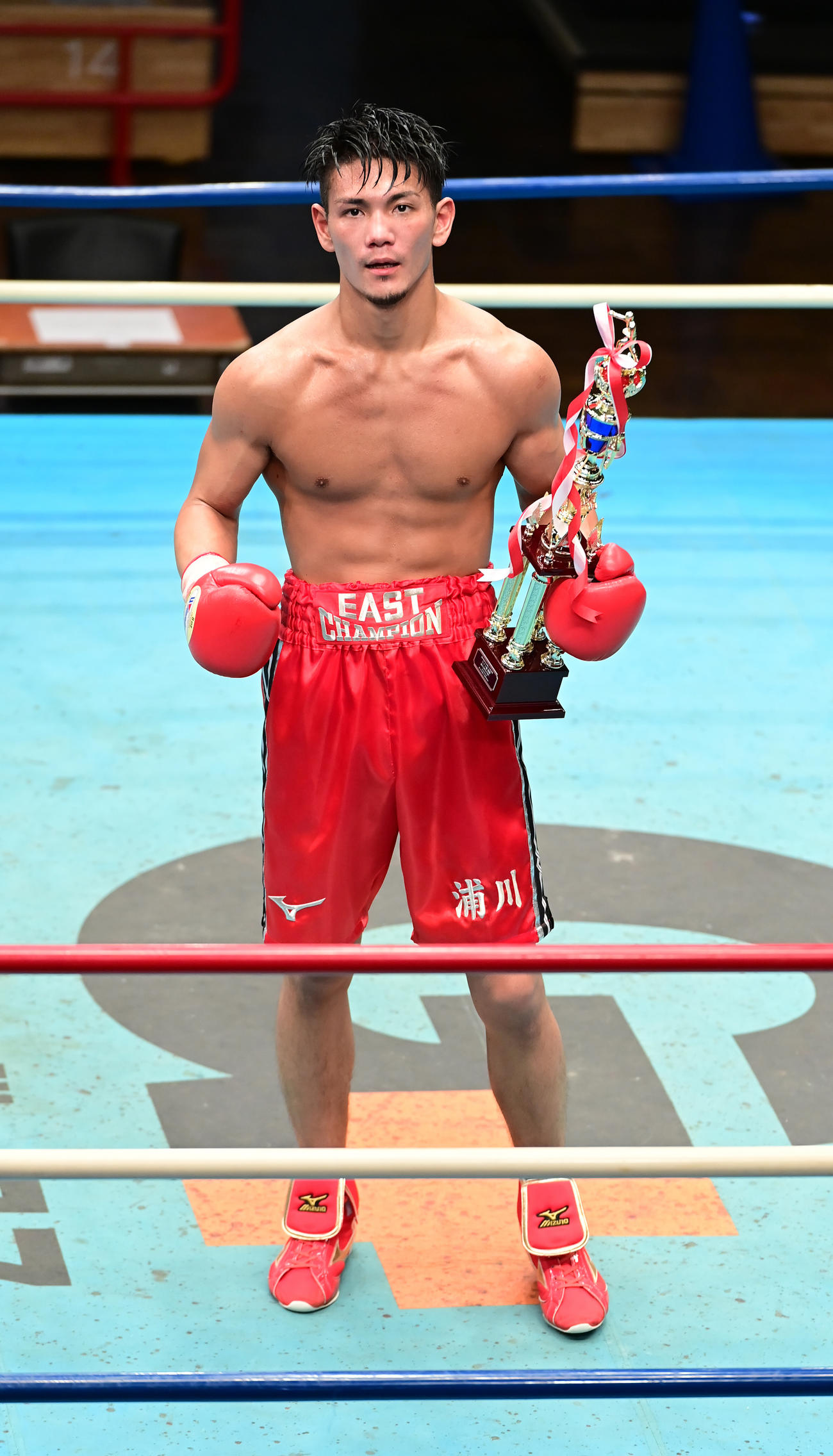 プロボクシング全日本新人王決勝戦のライト級を制した浦川（撮影・小沢裕）