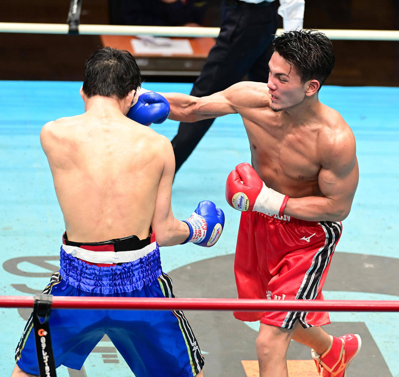 プロボクシング全日本新人王決勝戦のライト級　5回、戸川（左）に右パンチを放つ浦川（撮影・小沢裕）