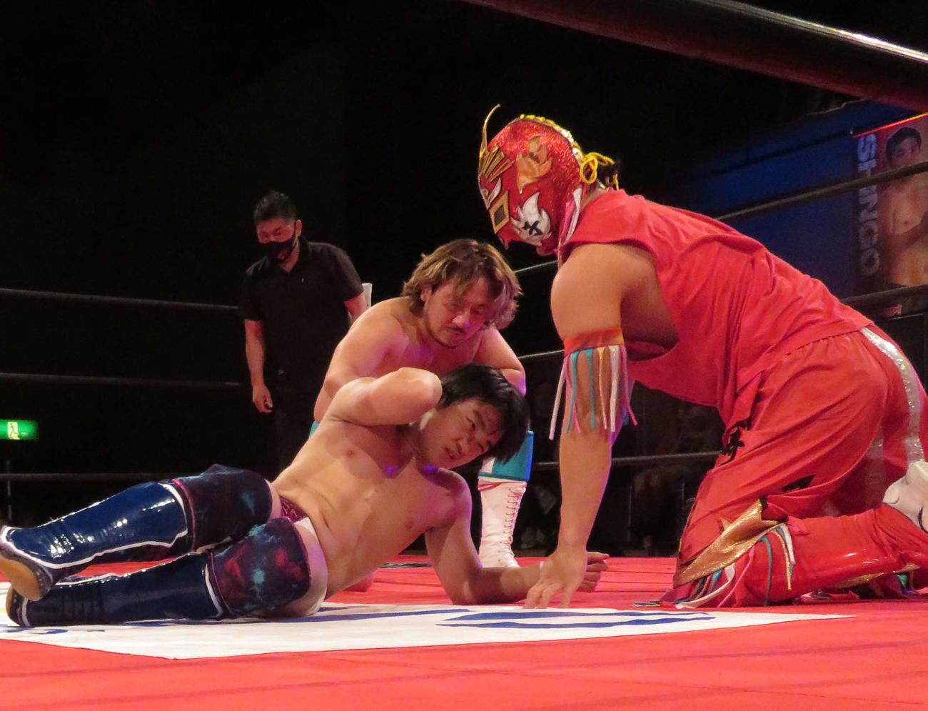 ヒートアップ新百合ケ丘大会　試合に敗れ、悔しい表情の今井礼夢（中央）は、タッグを組んだプリンスカワサキ（右）とLEONAに声を掛けられる（撮影・松熊洋介）