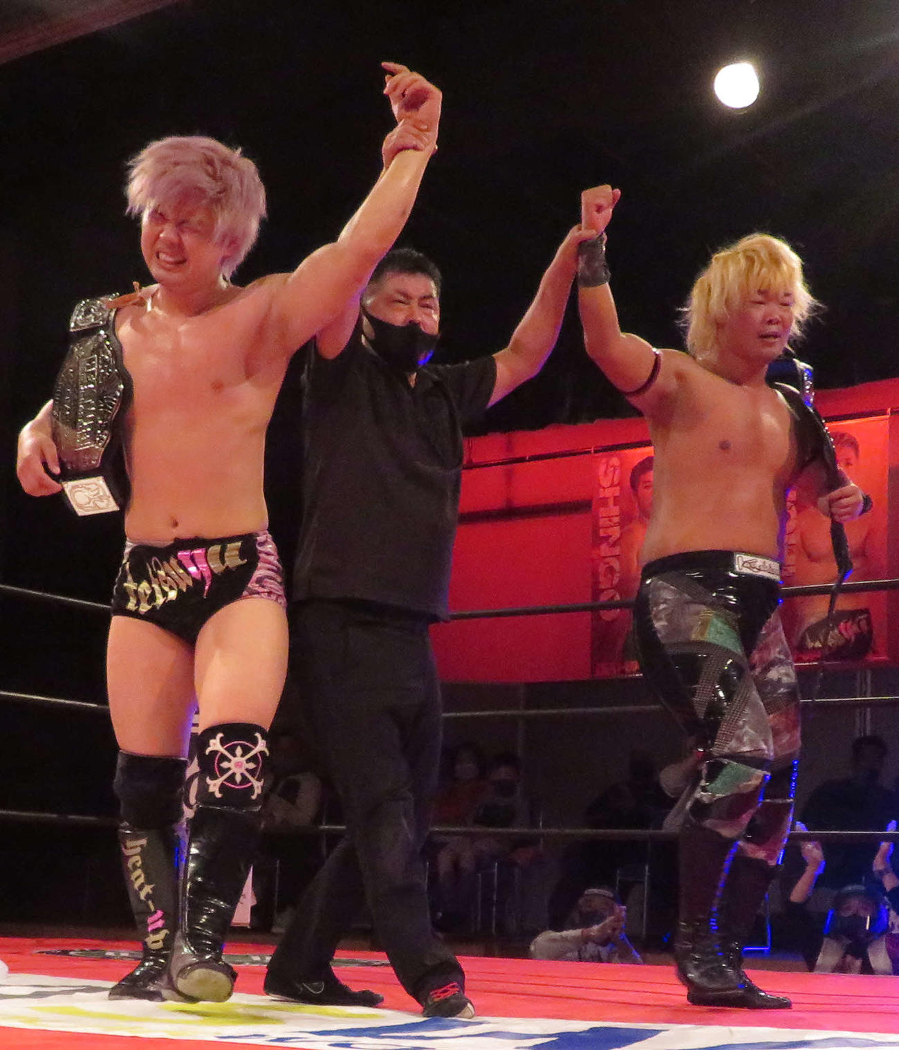ヒートアップ新百合ケ丘大会　ユニバーサルタッグ王者に輝いた井土徹也（左）と兼平大介（右）（撮影・松熊洋介）