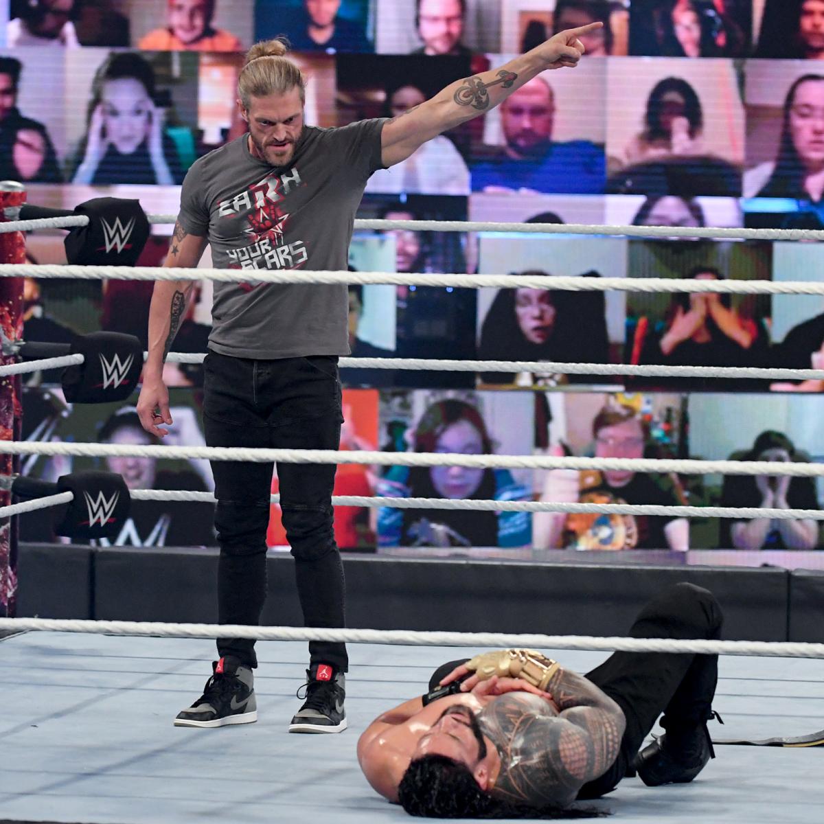 WWEユニバーサル王者レインズ（右下）をレッスルマニアのロゴを指さしながら見下ろしたエッジ（Ｃ）2021 WWE, Inc. All Rights Reserved.