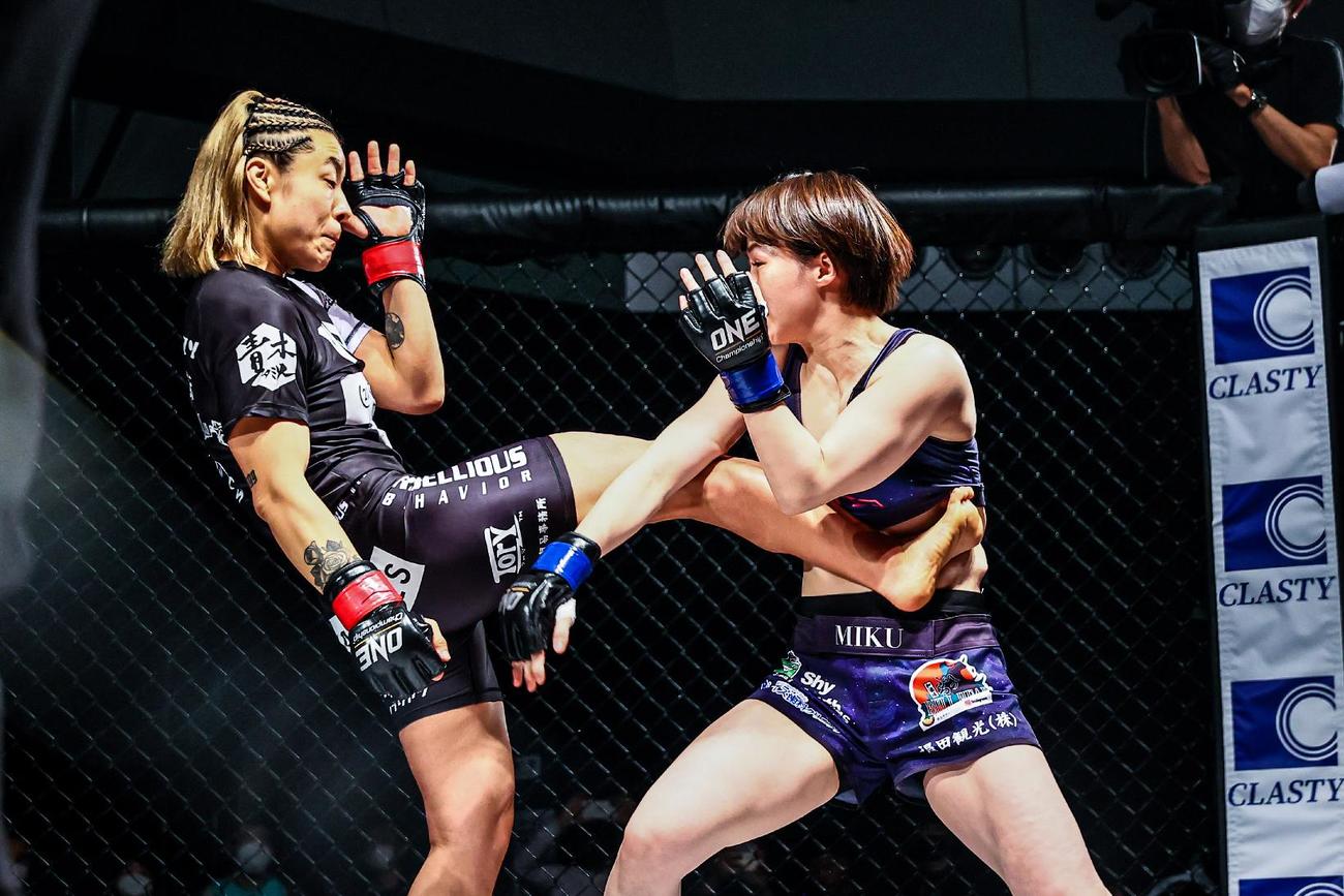 中村（右）にミドルキックを放った平田(C) ONE Championship/ SUSUMU NAGAO