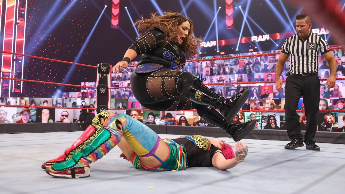 ジャックス（上）にレッグドロップを浴びるアスカ（C）2021 WWE, Inc. All Rights Reserved.