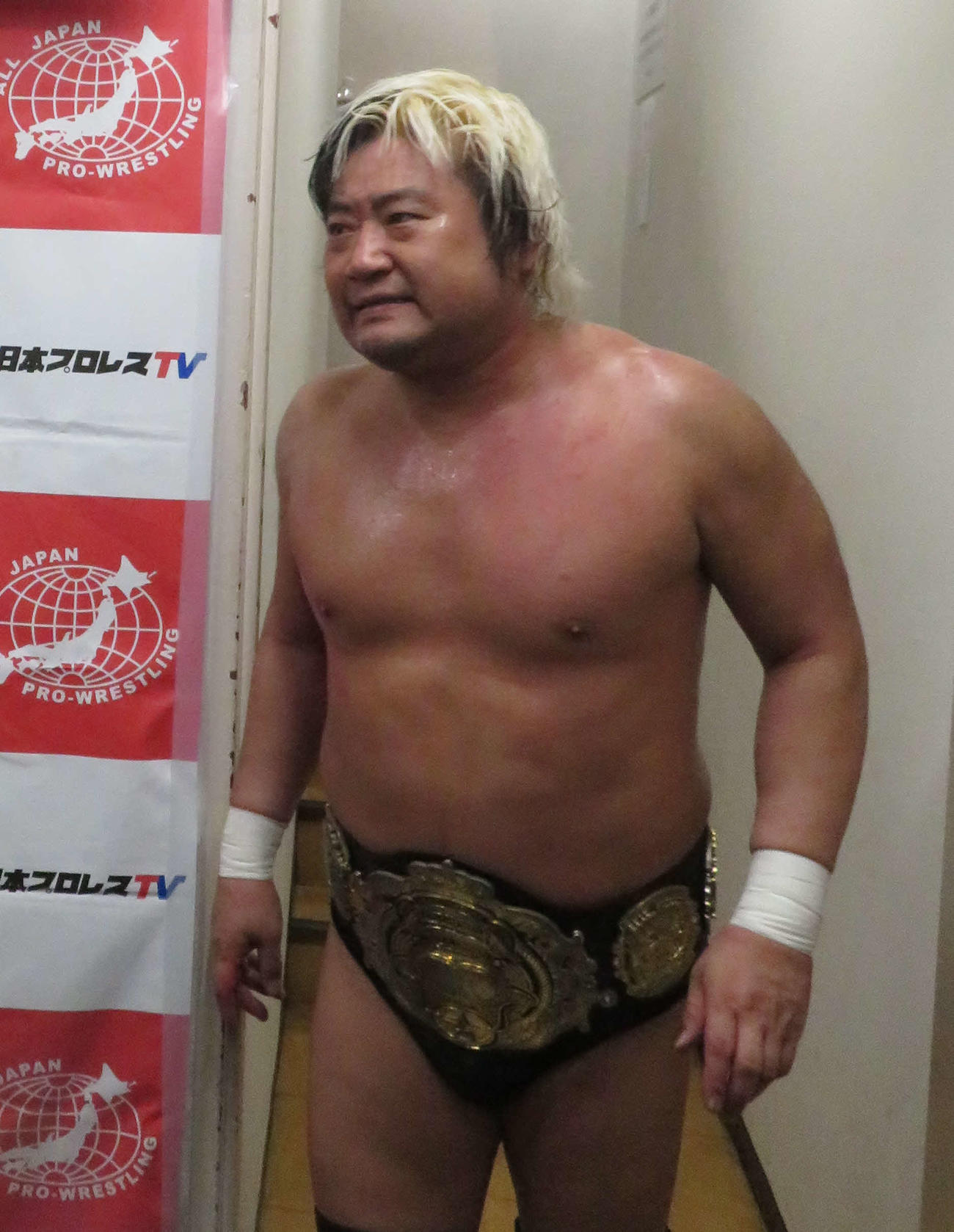 全日本後楽園大会　6度目の3冠ヘビー級防衛に成功した諏訪魔（撮影・松熊洋介）